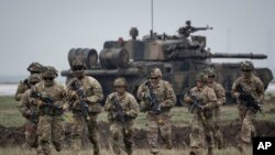 Військовослужбовці 101 повітряно-десантної дивізії Сполучених Штатів під час навчань на авіабазі Михайла Коґальнічану поблизу чорноморського порту Констанца, Румунія, у п’ятницю, 31 березня 2023 року