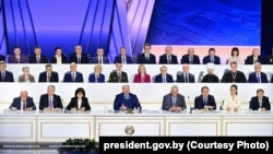 Олександр Лукашенко (у центрі) під час Всебілоруських народних зборів у Мінську 25 квітня 2024 року