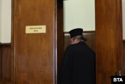 Вхід в залу Академії наук в Софії, де відбувались вибори нового патріарха БПЦ. Даниїл переміг опонента лише трьома голосами