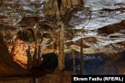 Косовська печера Гадіме популярна серед туристів завдяки численним сталактитам та іншим дивовижним геологічним структурам у вапнякових печерах. Ця фотографія була зроблена в березні. (Екрем Фазліу, Балканська служба Радіо Свобода)