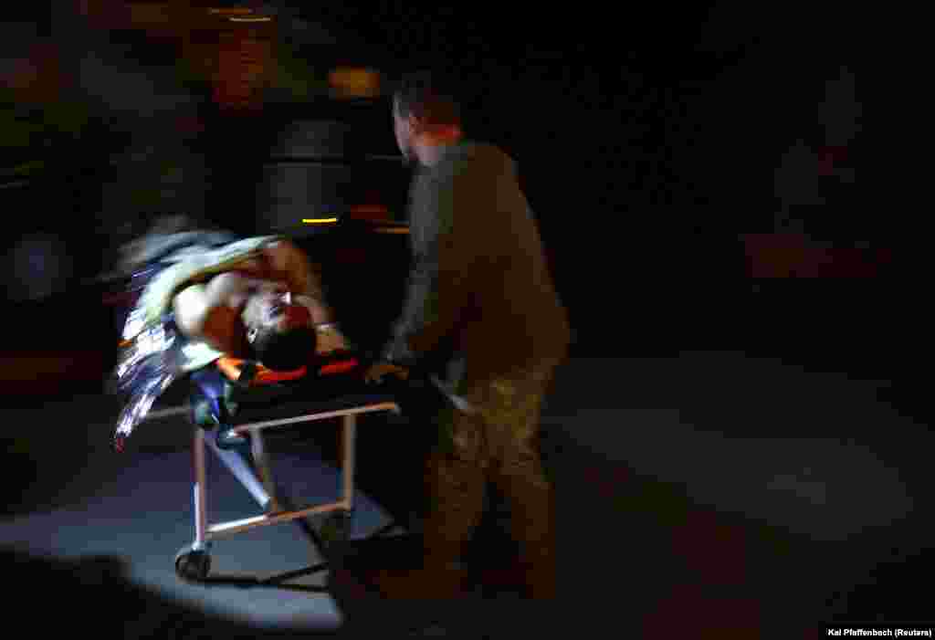 Медики-волонтери автобуса швидкої допомоги є частиною ширшої мережі евакуаційних команд в Україні, яка тримає зв’язок між військовими в окопах та невеликими евакуаційними командами на тилових позиціях, потім з польовими шпиталями, невеликими прилеглими закладами і, зрештою, з великими центрами для важких випадків  