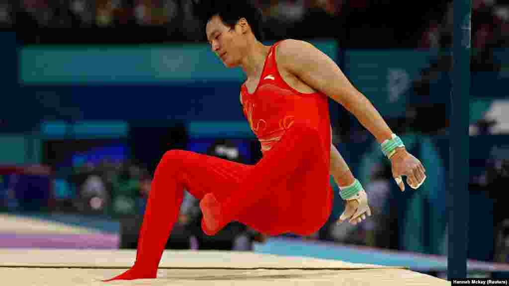 Падіння китайського спортсмена на останньому снаряді суттєво вплинуло на розташування команд на п'єдесталі.