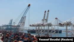 Видання стверджує, що товари перевантажуються в порту Танжер-Мед на кораблі, які прямують до Росії.