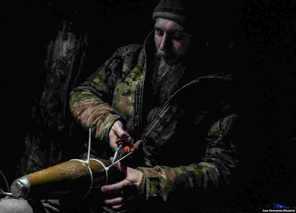 Підготовка вибухівки для безпілотника-камікадзе з «видом від першої особи (FPV), який буде скинутий на російські війська біля зруйнованого міста Бахмут 12 грудня. За оцінками американських чиновників, Збройні сили України втрачають 10 000 безпілотників щомісяця, переважно через російські перешкоди.