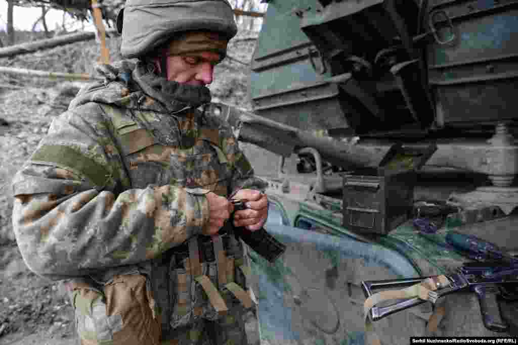 Костянтин працював на металургійному підприємстві на Дніпропетровщині. По відеозв'язку йому телефонує мама і вітає з днем народженням. «Дякую, я трохи зайнятий»,  – відповідає він, продовжуючи заряджати магазин автомата. Йому сьогодні – 46 років