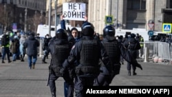 Полиция задерживает протестующего против войны в Украине. Москва. Март 2022 года