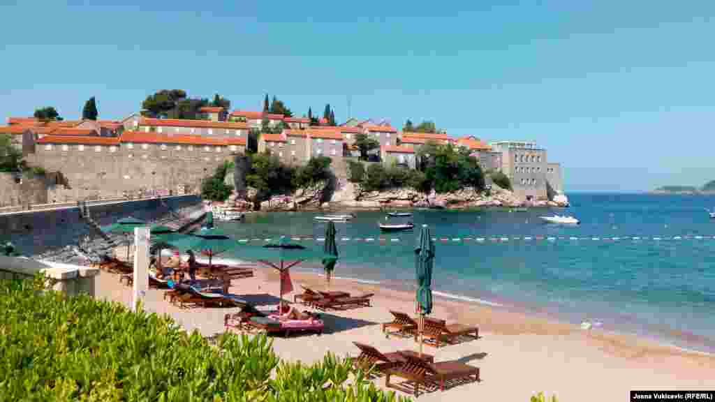 Desna svetostefanska plaža je namijenjena gostima hotela, ali je dostupna i za sve one koji žele da plate 200 eura dnevno za plažni mobilijar - 180 eura za dvije ležaljke i suncobran, te još deset odsto za servisnu uslugu. Plaža sa lijeve strane svetostefanske rive je kategorisana kao javno - porodično kupalište, tako da je na jednoj njenoj polovini ulaz slobodan.   