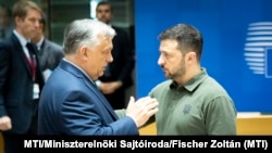 Премьер-министр Венгрии Виктор Орбан разговаривает с президентом Украины Владимиром Зеленским