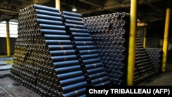 На фото сталеві заготовки для виготовлення снарядів калібру 155 мм на Скрентонському армійському боєприпасному заводі (SCAAP) у Скрентоні, США, 16 квітня 2024 року