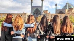 اعتراض نمادین گروهی از زنان و دختران مخالف حجاب اجباری در میدان نقش جهان اصفهان