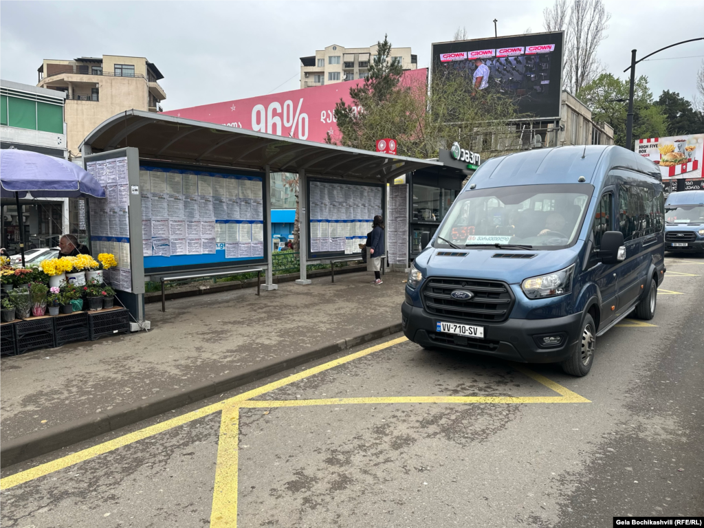 თბილისი, მეტროსადგურ &bdquo;ვარკეთილის&ldquo; მიმდებარე გაჩერებაზე ე.წ. აგენტების კანონის სარეკლამო ბროშურები გამოაკრეს. თბილისი, 9 აპრილი, 2024