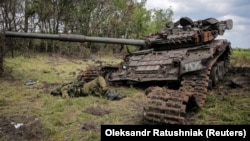 Тіло російського солдата біля знищеного танку армії РФ у звільненому Силами оборони України селі Сторожеве на Донеччині, 14 червня 2023 року