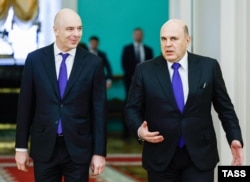 Премьер-министр РФ Михаил Мишустин и министр финансов РФ Антон Силуанов (слева)