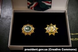 Найвищі державні нагороди уряду Чеченської Республіки Ічкерія у вигнанні – орден «Честь Нації» та орден імені Джохара Дудаєва, які отримав президент України Володимир Зеленський. Київ, 12 квітня 2023 року