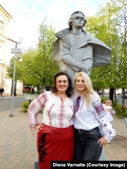 Голова громади українців міста Вільнюсу Наталія Шертвітєнє з дочкою біля пам’ятника Тарасу Шевченку в столиці Литви. Фото Діани Варнайте, радниці уряду Литви