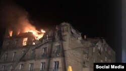 Після влучання російських дронів у гуртожитки в Обухівському районі сталося займання, зруйновані верхні поверхи будівель.