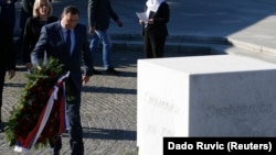 Milorad Dodik polaže vijenac tokom zvanične ceremonije u Memorijalnom centru Potočari, kod Srebrenice, 11. novembra 2015.