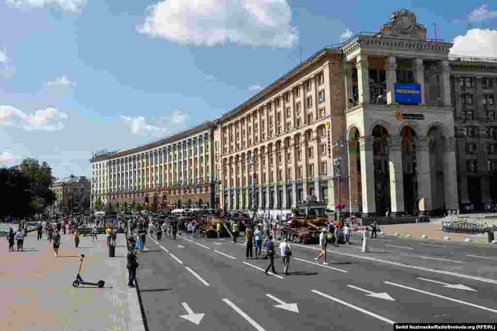 З огляду на воєнний стан та загрозу ракетних обстрілів жодних офіційних масових заходів до Дня незалежності у другий рік повномасштабної російсько-української війни не проводилося.  Але у центрі Києва одна було людно. 24 серпня 2023 року