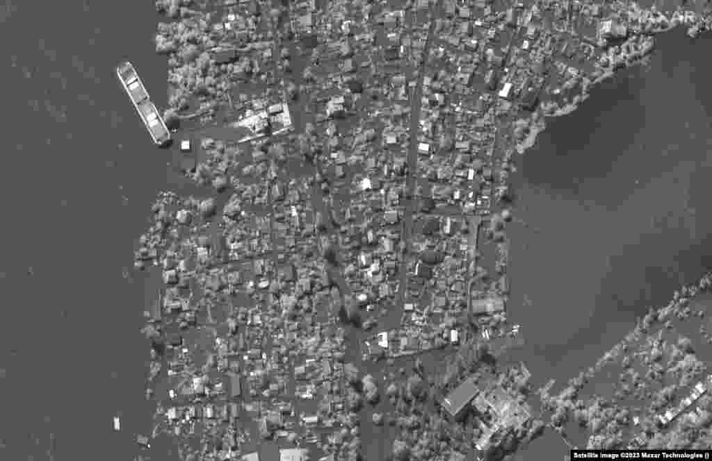 На кадрах 15 мая видны дома вдоль Днепра до затопления, – и те же места, снятые 6 июня, после прорыва плотины