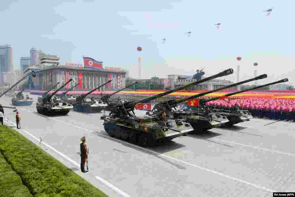 Парад 170-мм самохідних гармат північнокорейського виробництва в Пхеньяні в липні 2013 року Зустріч 13 вересня, схоже, значно зміцнила зв’язки двох країн, які перебувають у міжнародній ізоляції. Північнокорейський диктатор сказав журналістам: «Ми завжди підтримували кожне рішення, яке ухвалює президент Путін або російський уряд». Білий дім неодноразово застерігав Північну Корею від укладення будь-якої угоди з Росією щодо зброї, яка порушила б відразу кілька резолюцій Ради безпеки ООН