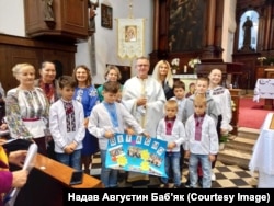 Священник УГКЦ Августин Баб’як у колі місцевих прихожан