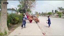 پولیسو د اوړو ويشلو په مرکز کې د ګډوډۍ مخنيوي لپاره ډزې کړې پولیسو د اوړو ويشلو په مرکز کې د ګډوډۍ مخنيوي لپاره ډزې کړې