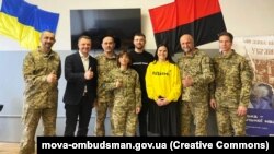 У Міжнародний день рідної мови, 21 лютого, мовний омбудсмен Тарас Кремінь (другий справа) відкрив перші в Україні курси із вдосконалення державної мови для військовослужбовців