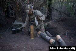 Український військовослужбовець готує снаряди для гаубиці на передовій. Донецька область, Україна, четвер, 11 квітня 2024 року