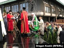 Patrijarh Porfirije ispred Hrama Svetog Save.