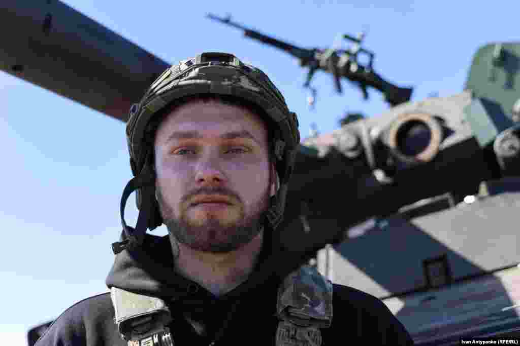 Військовослужбовець 37-ї ОБрМП із позивним «Аніме» – навідник в екіпажі АМХ-10 RC. Основна його мотивація, каже хлопець, звільнити окуповані території України, щоб люди жили під мирним небом. Також він хоче поїхати на море до Бердянська та у Крим після перемоги.