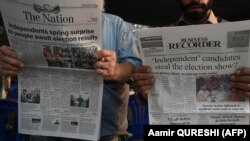 په پاکستان کې دوه کسان خبریال ته د فبرورۍ نهمې د ورځپاڼو لومړۍ پاڼې ښيي.