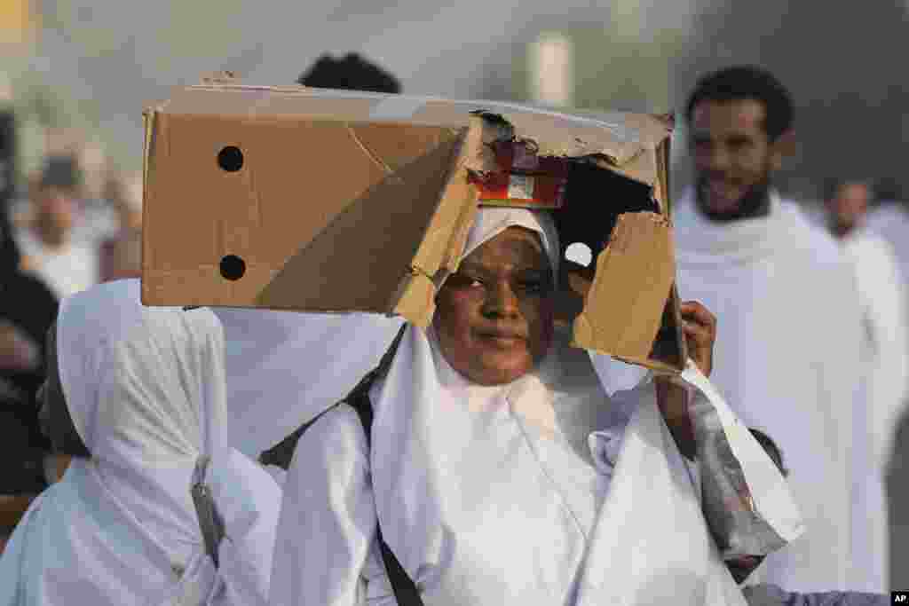 Neki se snalaze i na nešto neobičnije načine. Arefat, 27. juni 2023. Žene na hadžu moraju nositi široke haljine, također bijele, koje otkrivaju samo lice i ruke.