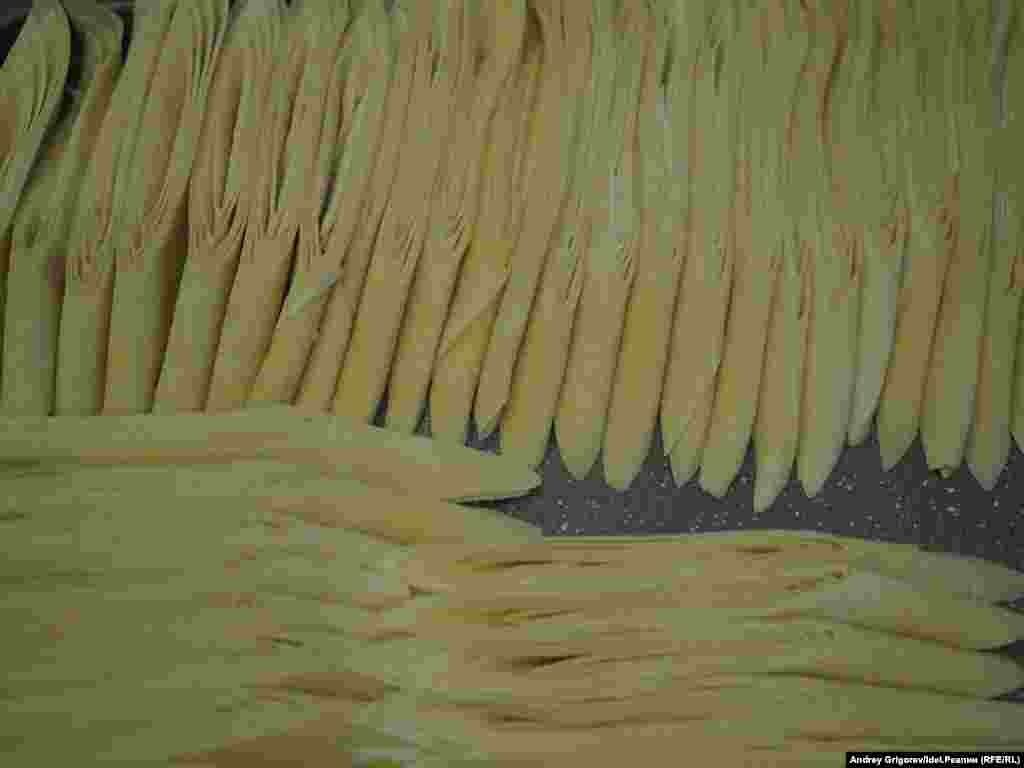 Помимо чебуреков, можно отведать и традиционные сладости. Это тесто, приготовленное для пахлавы. 