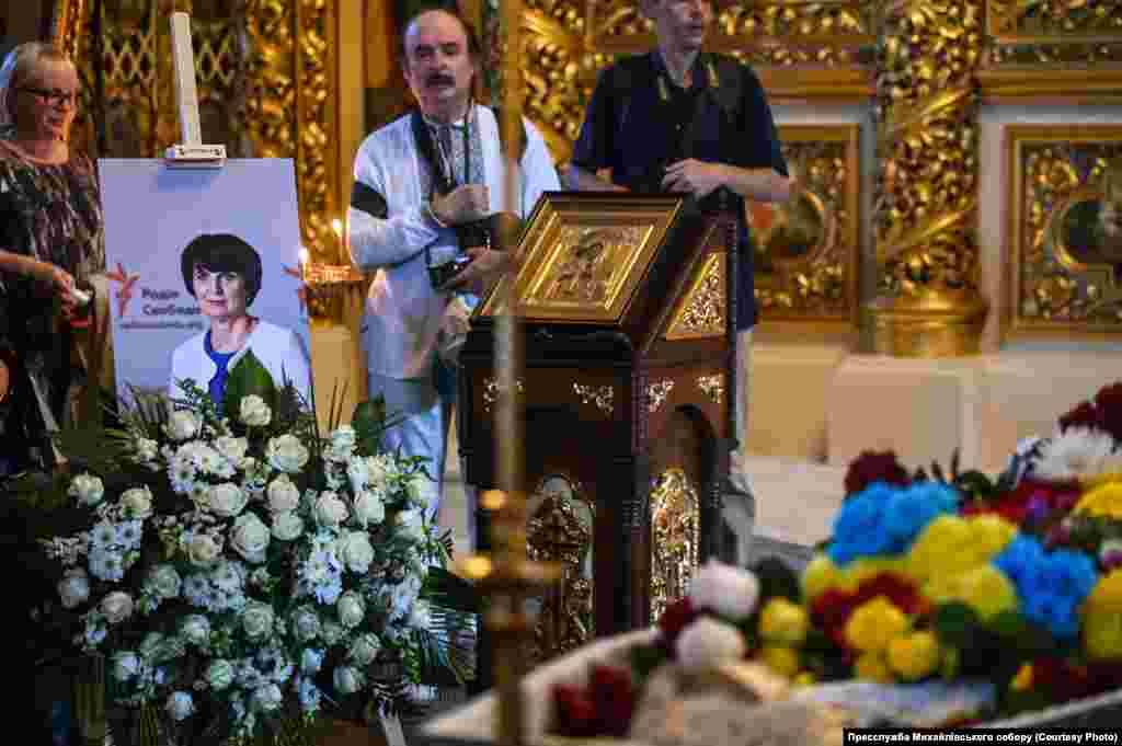 Церемонія прощання з донедавна керівницею Київського бюро Радіо Свобода Інною Кузнецовою у Михайлівському Золотоверхому соборі. Київ, 27 вересня 2023 року
