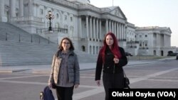 Обидві жінки говорять, що бранкам в російському полоні не легше за чоловіків