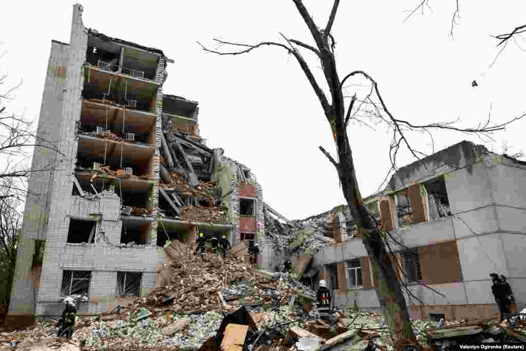 Рятувальні роботи на місці ракетного удару по Чернігову. Уранці 17 квітня голова Чернігівської ОВА В’ячеслав Чаус повідомив, що: «ворог завдав три ракетних удари майже по центру міста»  