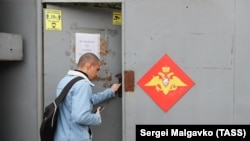 Призывник возле военного комиссариата, архивное фото