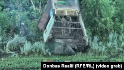 Українці бійці беруть в полон російських піхотинців