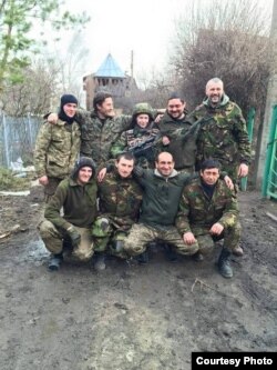 Володимир Коляда (сидить крайній зліва ) разом із побратимами та командиром Максимом Ридзаничем (стоїть крайній справа). Віталій Зварич «Рекс» (стоїть другий зліва). Анатолій Левчук «Фокс» (сидить другий справа). Селище Водяне, 14 березня 2015 рік.