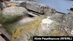 Кам'яна баба зі слідами обстрілів