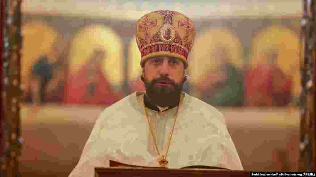 В.о. намісника Свято-Успенської Києво-Печерської лаври у складі Православної церкви України (ПЦУ) архімандрит Авраамій відслужив у Лаврі перше за 300 років Великоднє богослужіння українською мовою 