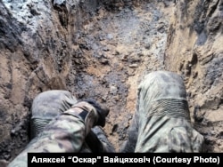 Солдат в окопі. Російсько-українська війна. Схід України.