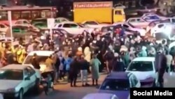 عکسی از یک ویدئوی تجمع شامگاه پنجشنبه ۲۷ بهمن در منطقه آریاشهر تهران که در شبکههای اجتماعی منتشر شده است