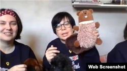 З собою Юлія взяла улюблену іграшку собак – бобра