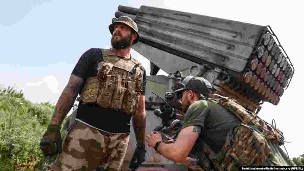 Військовий наводить реактивну систему залпового вогню БМ-21 «Град». Бахмутський напрямок, травень 2023 року