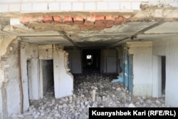 Нижний этаж разрушенного здания. Говорить о технике безопасности неуместно...