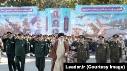 Аятолла Али Хаменеи вместе с командованием иранской армии и КСИР на одном из военных парадов в 2023 году