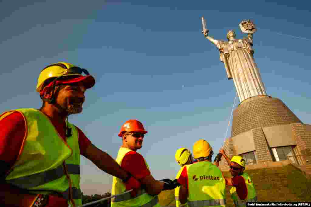 Внизу їх страхує інша команда монтажників 