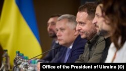 Урядові зміни свідчать про те, що Андрій Єрмак, глава Офісу президента України, посилює лояльних політиків, вважають західні аналітики