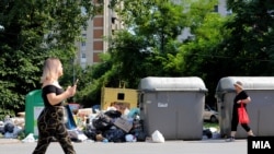 Илустрација со архивска фотографија, преполнети контејнери со ѓубре поради протест на вработените во „Комунална хигиена - Скопје“ - 10 јули 2023